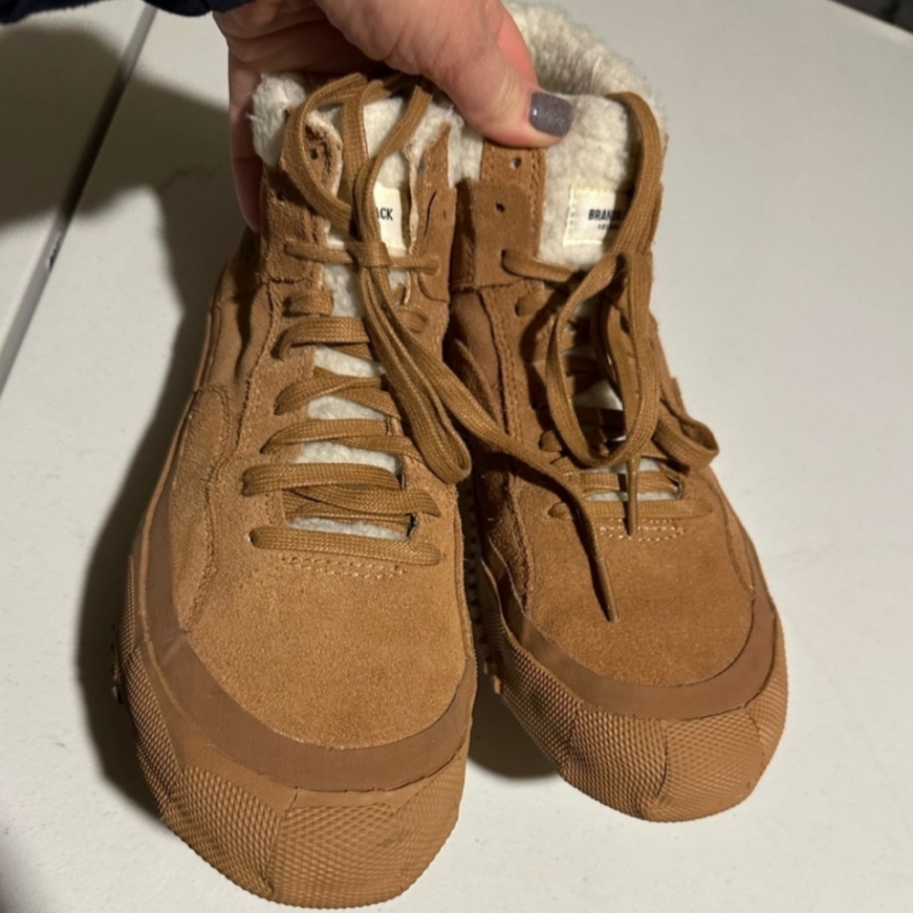 Brand Black Los Angeles hi tops with faux Sherpa band at the top. Size 10